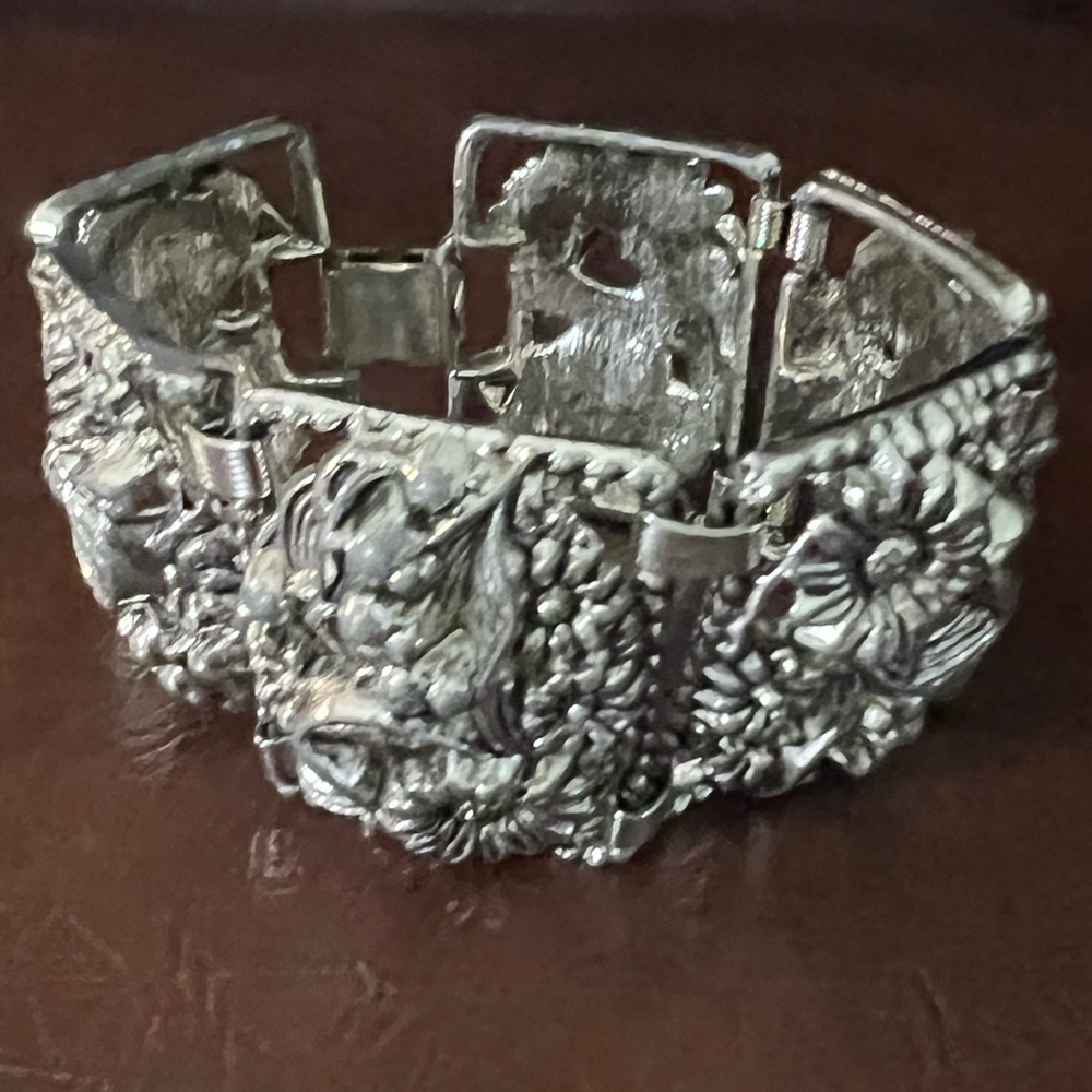 Vintage Sarah Coventry Antique Floral Silver Tone Bracelet, Signed - Picture 6 of 12